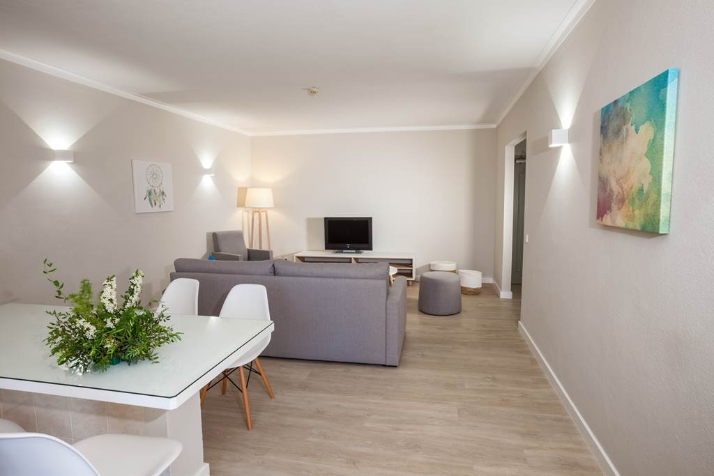 FAO_79341_Vitors_Plaza_Slide_Splash_0918_66